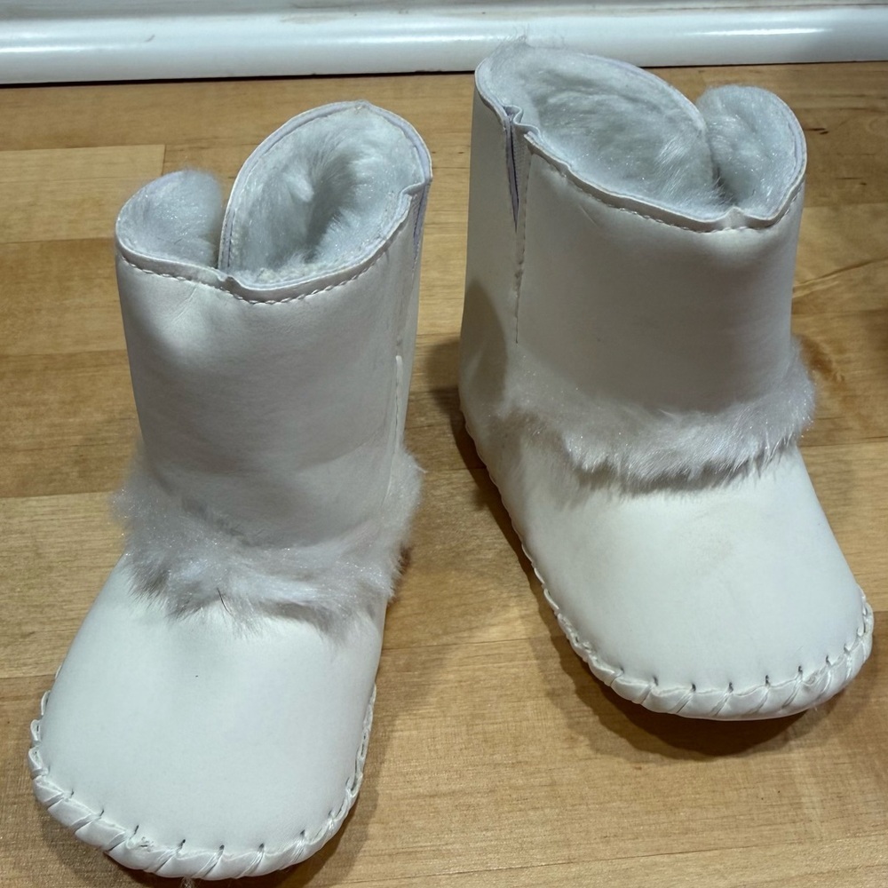 white baby boots with fur - Picture 3 of 4